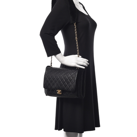 CHANEL Classic lambskin and shearling muff handbag quilted Handwarmer Chain bag - Picture 4 of 16